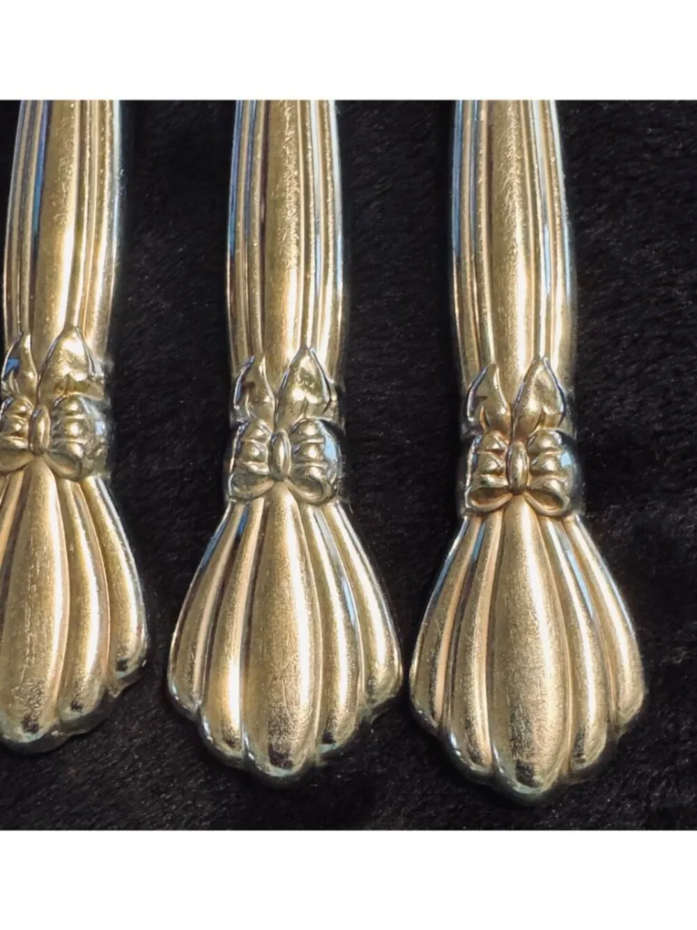 4 Oneida ALEXIS Deluxe Stainless Dinner Knives Glossy Bow Silverware Flatware